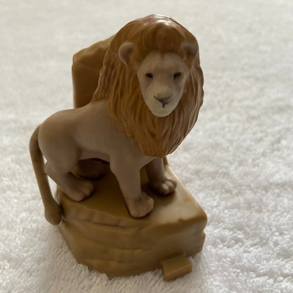 Lion Figure - Picture 7 of 10